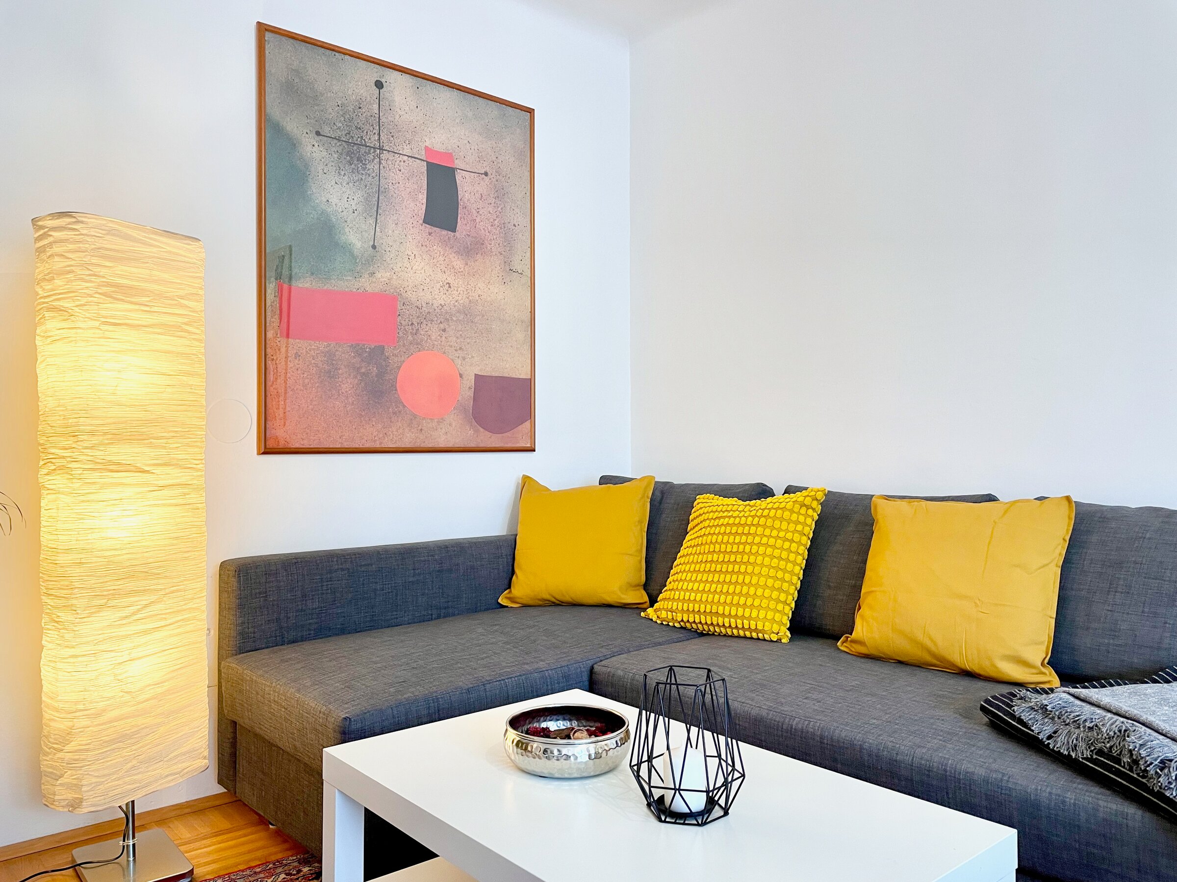 Cozy couch and sitting area | © rb