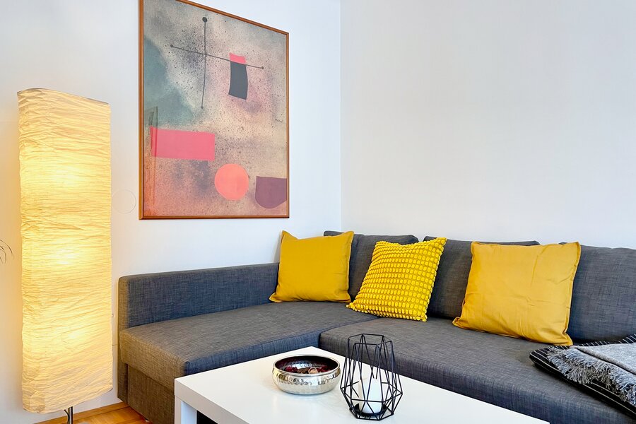 Cozy couch and sitting area | © rb