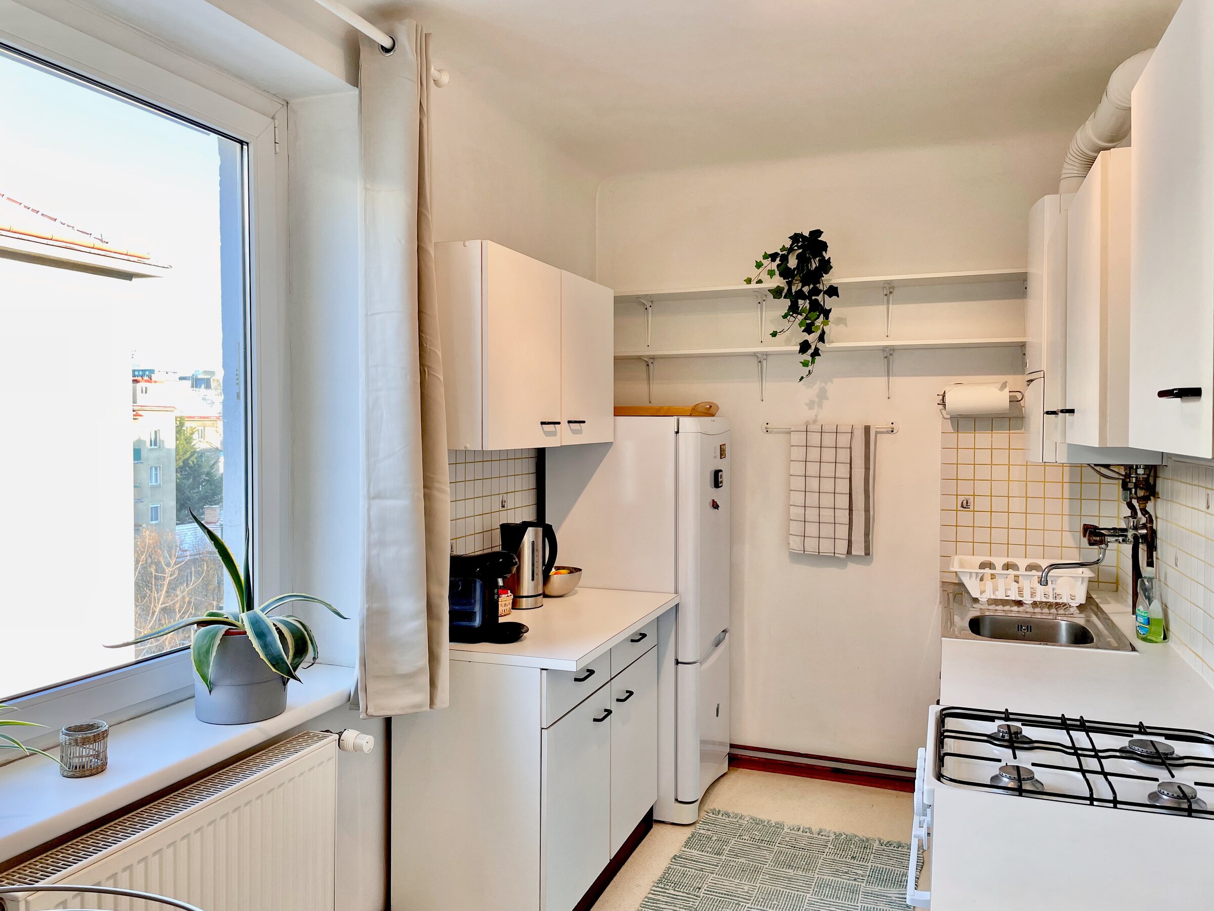 Fully equipped functional kitchen with coffee machine, dishwasher, gas stove, oven, tea maker and microwave!