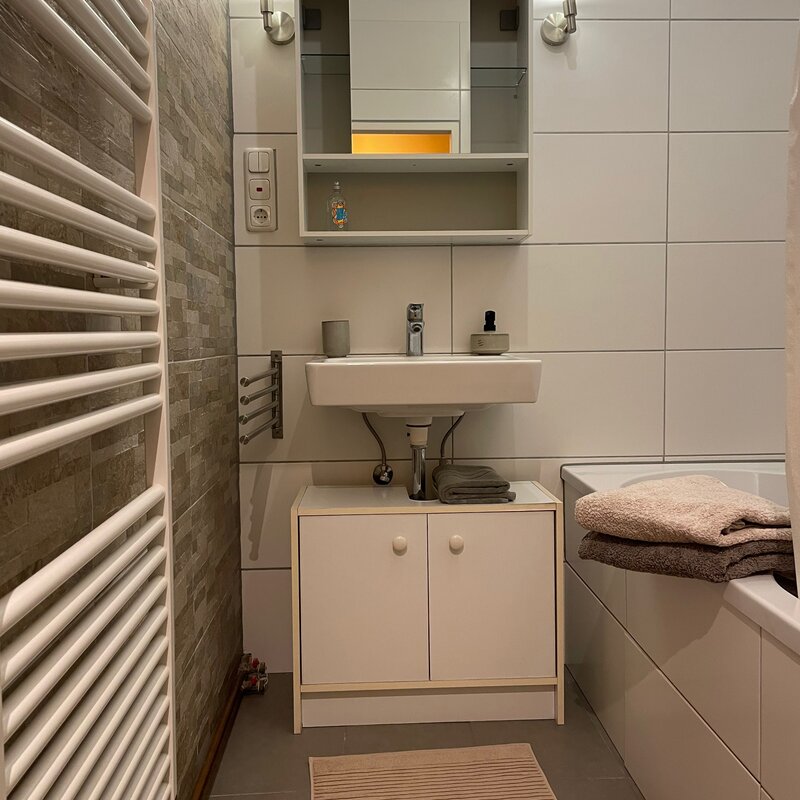 Modernes Badezimmer mit Badewanne, Seife und Fön. | © rb