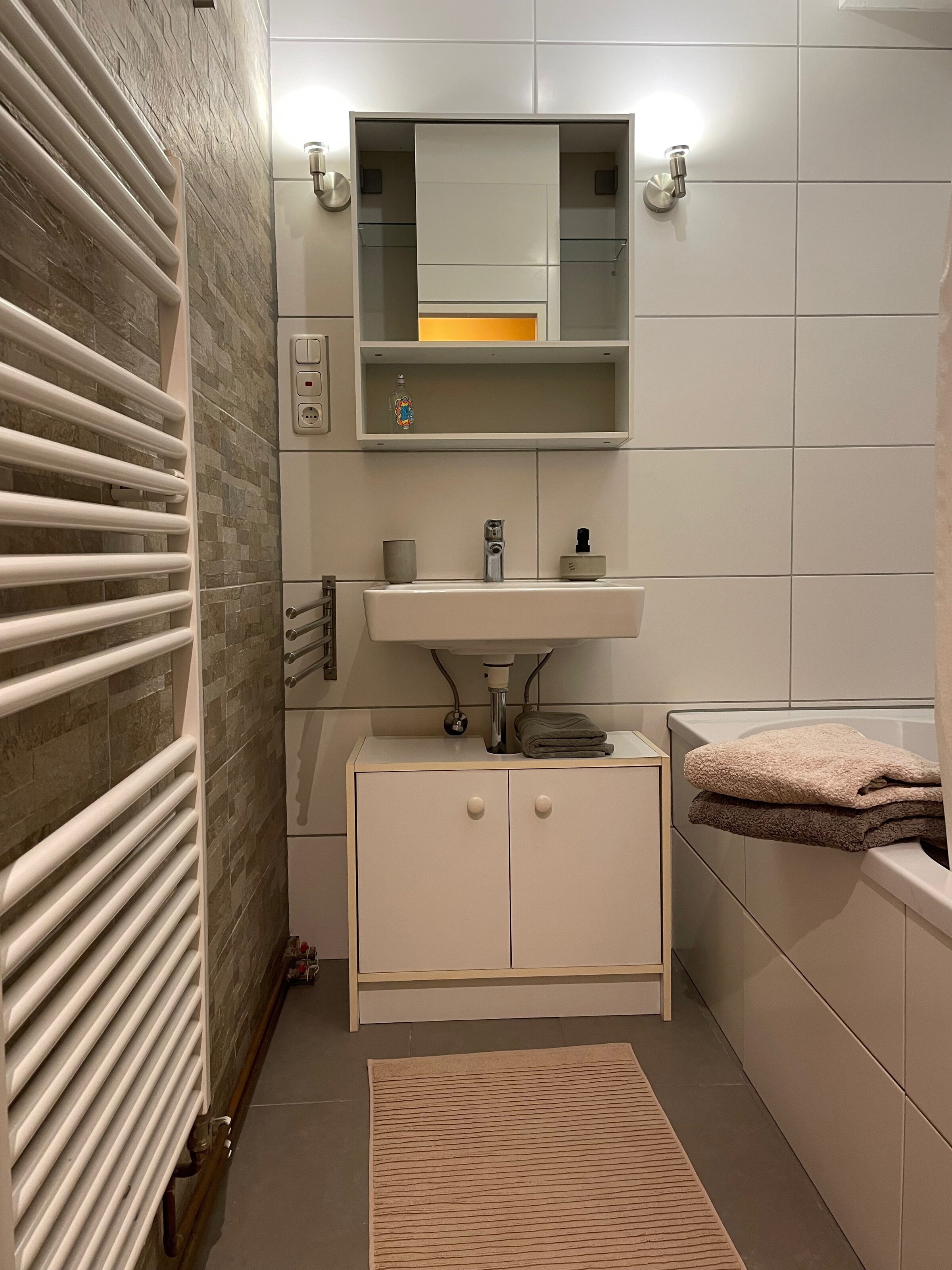 Modernes Badezimmer mit Badewanne, Seife und Fön. | © rb