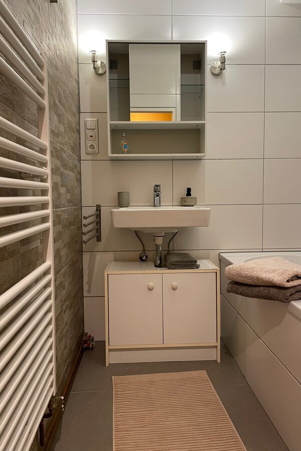 Modernes Badezimmer mit Badewanne, Seife und Fön. | © rb