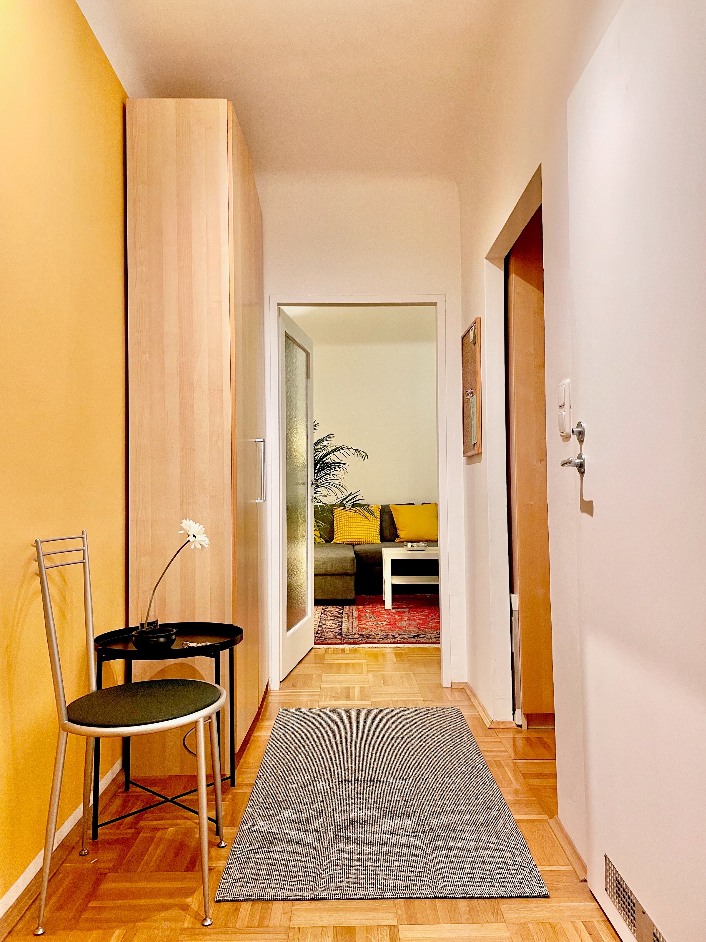 Genügend Stauraum für euer Gepäck in einem der große Kleiderschränke. | © rb