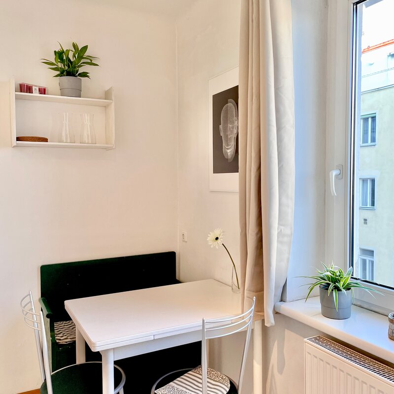 Gemütliche Sitzecke mit ausziehbarem Tisch und Platz für 3-5 Personen! | © rb