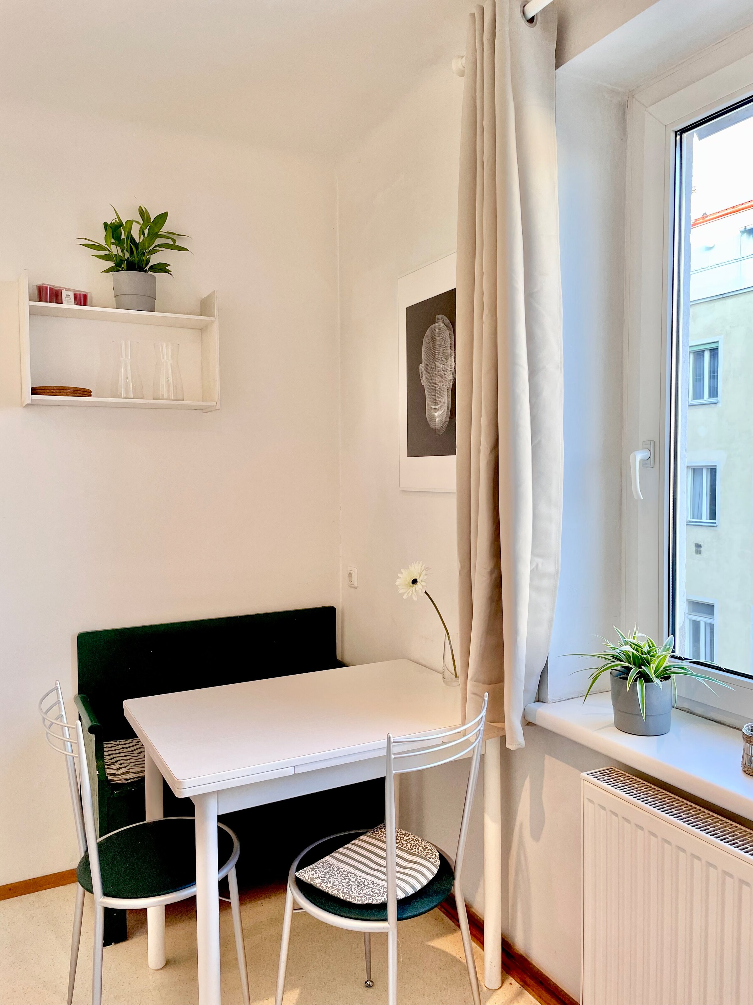 Gemütliche Sitzecke mit ausziehbarem Tisch und Platz für 3-5 Personen! | © rb