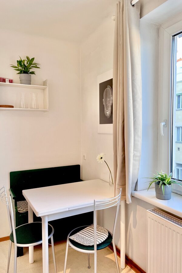 Gemütliche Sitzecke mit ausziehbarem Tisch und Platz für 3-5 Personen! | © rb