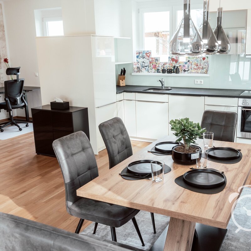 Offener Wohn-Essbereich mit Designküche – 3-Zimmer Wohnung, Kurzzeitmiete & Wohnen auf Zeit für 1 bis 6 Monate in Graz