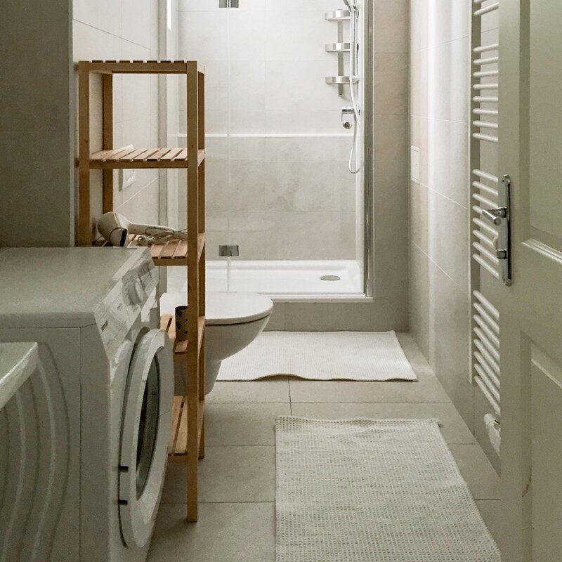 bathroom with shower Casa Sandrita Wien Neubau short term rental