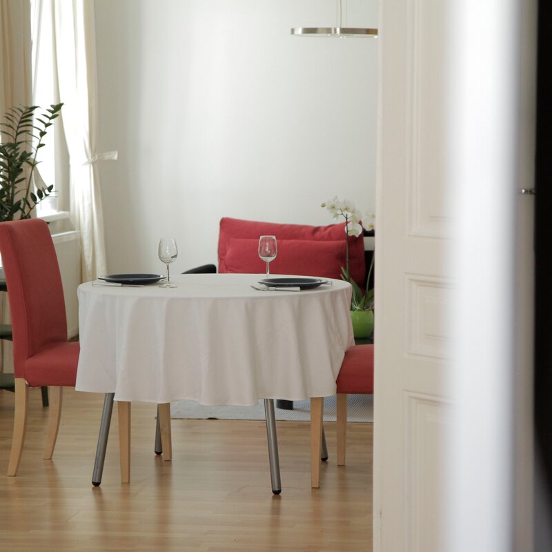 Bright dining area with round table: 2-room apartment, short-term rental, temporary housing for 1 to 6 months in Vienna