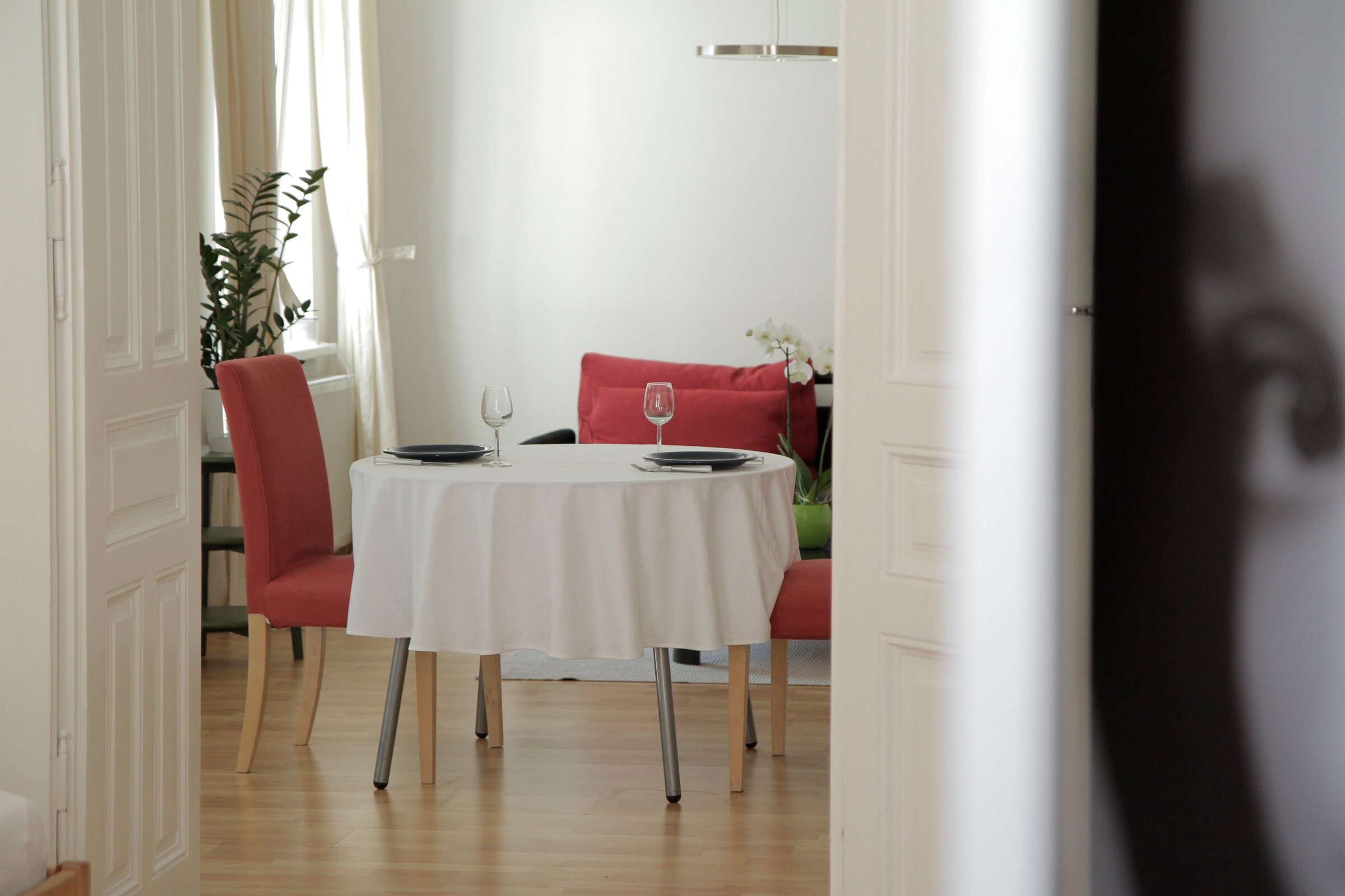 Bright dining area with round table: 2-room apartment, short-term rental, temporary housing for 1 to 6 months in Vienna