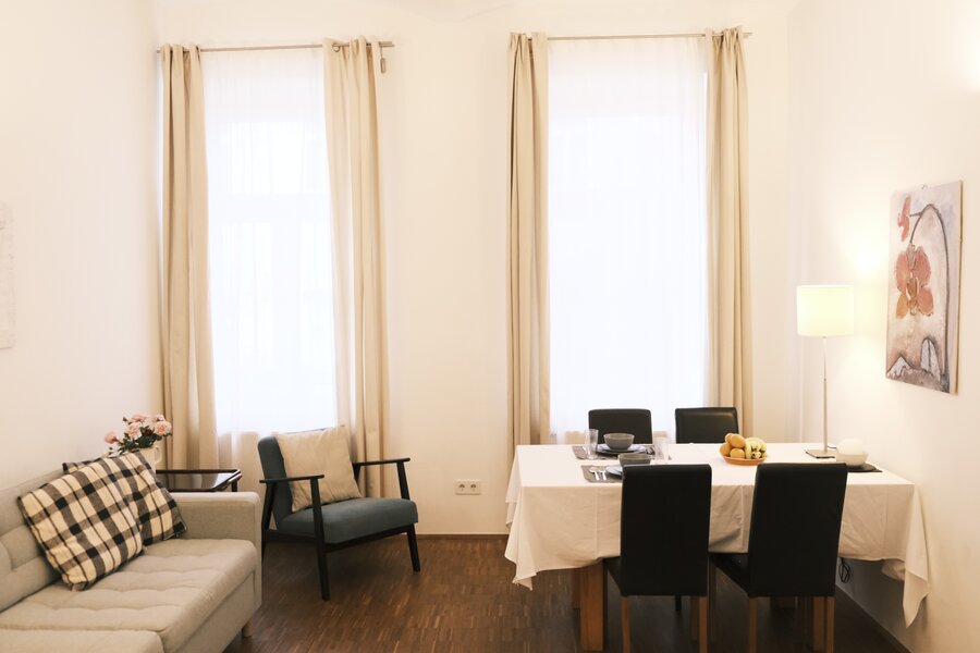 Bright living-dining area of a 2-room apartment for short-term rental – temporary housing for 1 to 6 months in Vienna