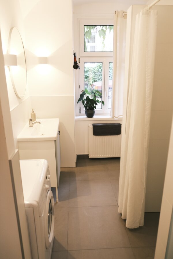 Badezimmer mit Waschmaschine