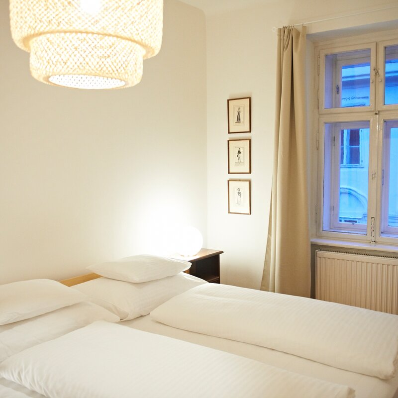 Schlafzimmer mit großem Doppelbett