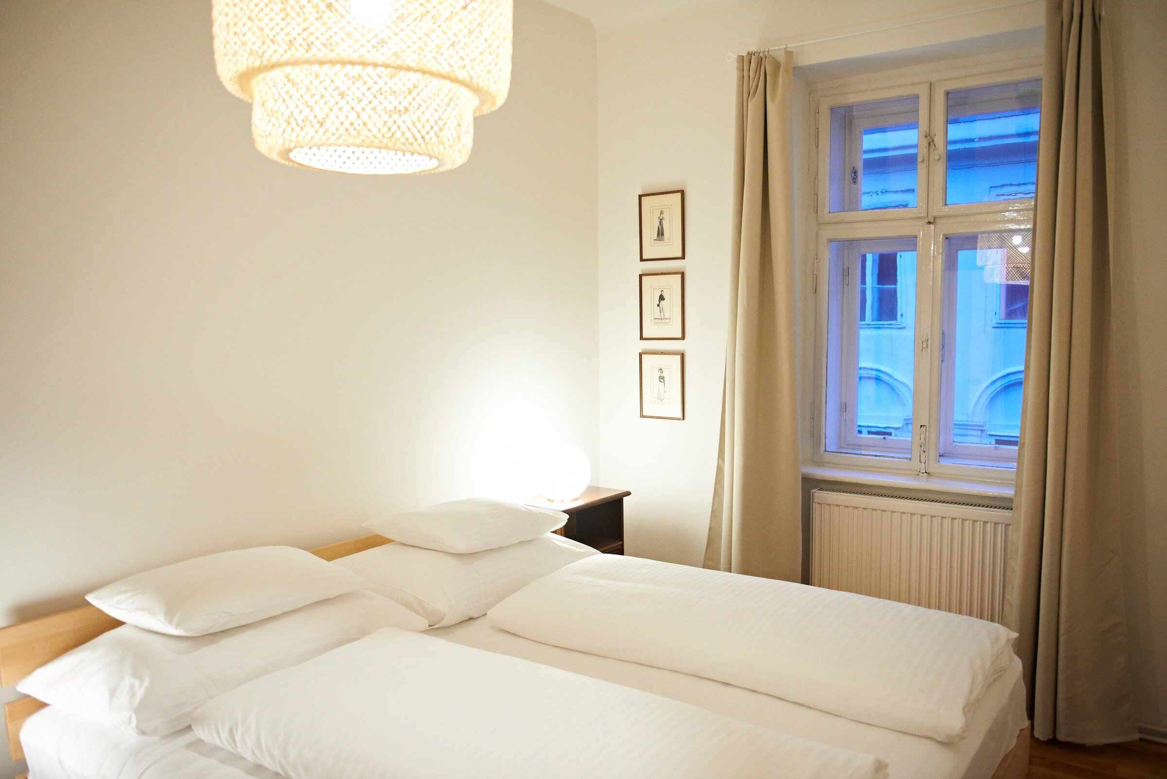 Schlafzimmer mit großem Doppelbett