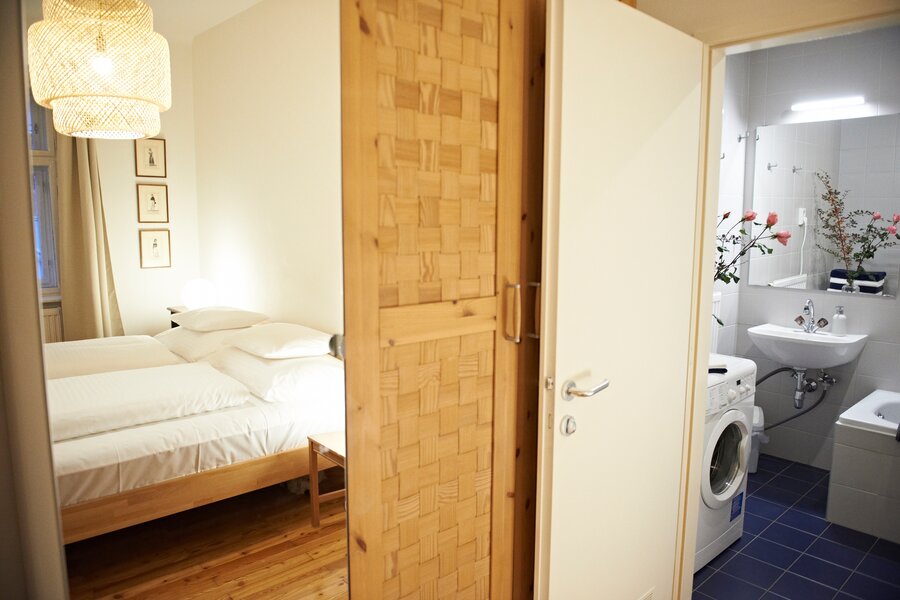 Schlafzimmer, Blick ins Badezimmer