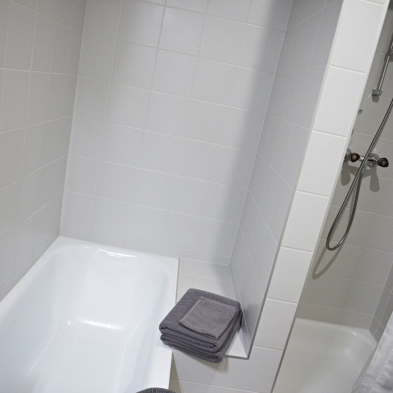 Badezimmer mit Badewanne und Dusche