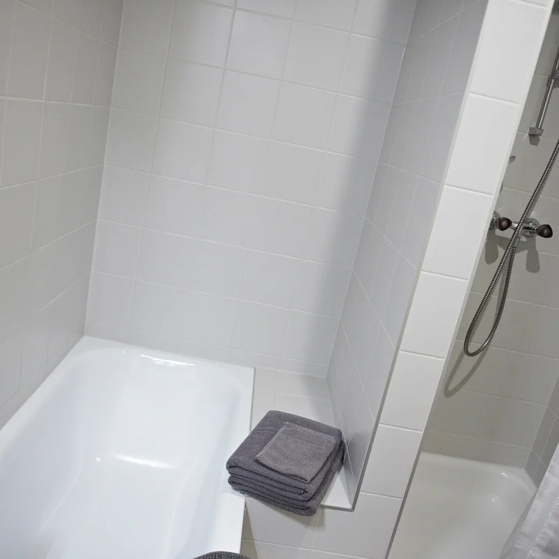 Badezimmer mit Badewanne und Dusche