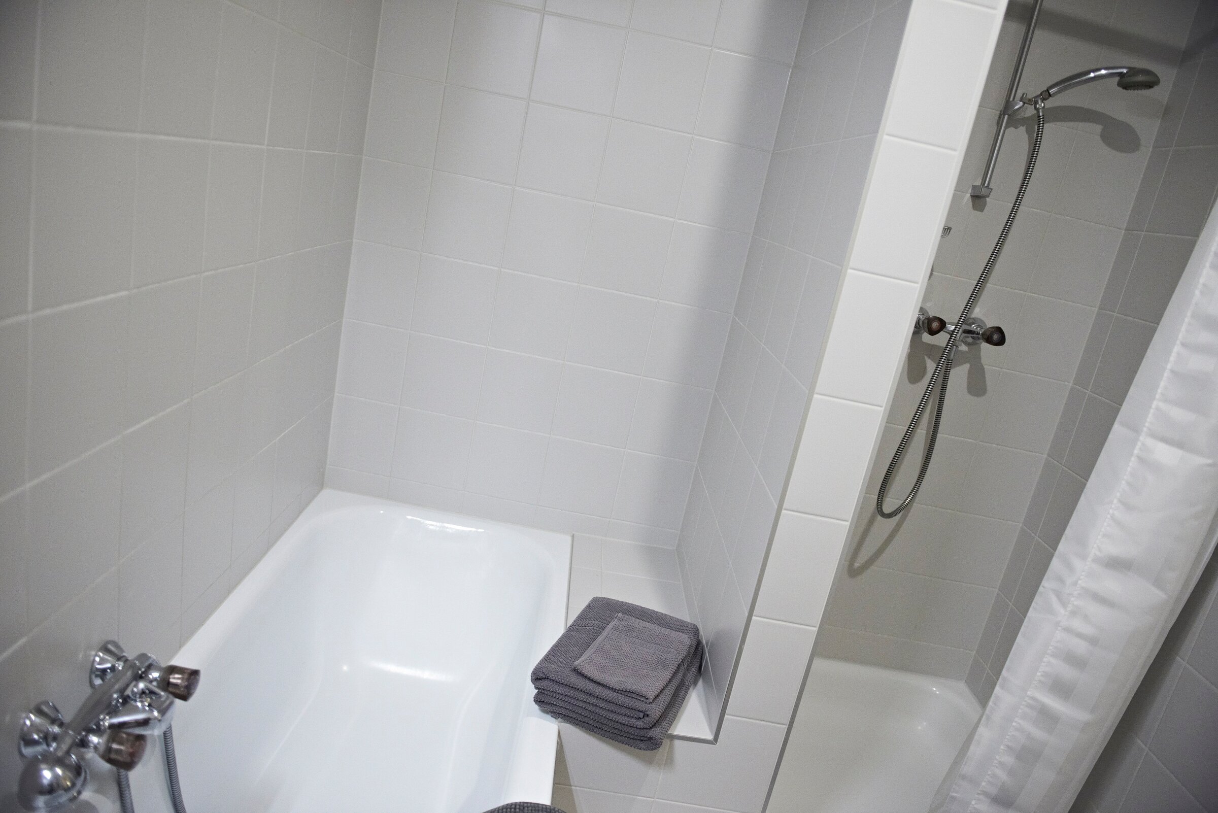 Badezimmer mit Badewanne und Dusche