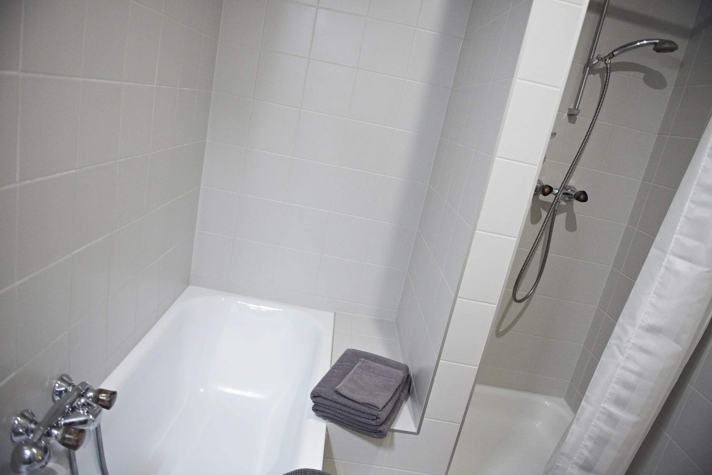 Badezimmer mit Badewanne und Dusche