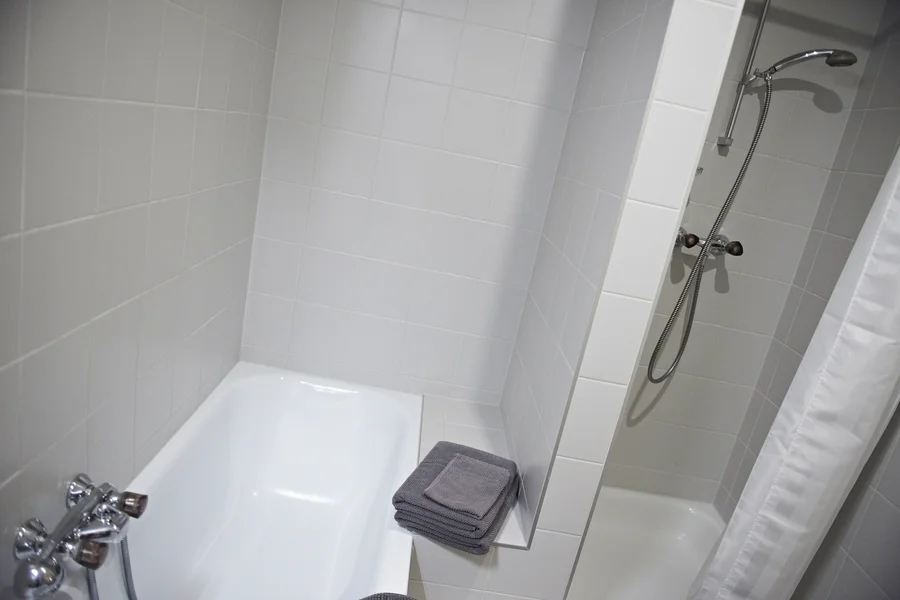 Badezimmer mit Badewanne und Dusche