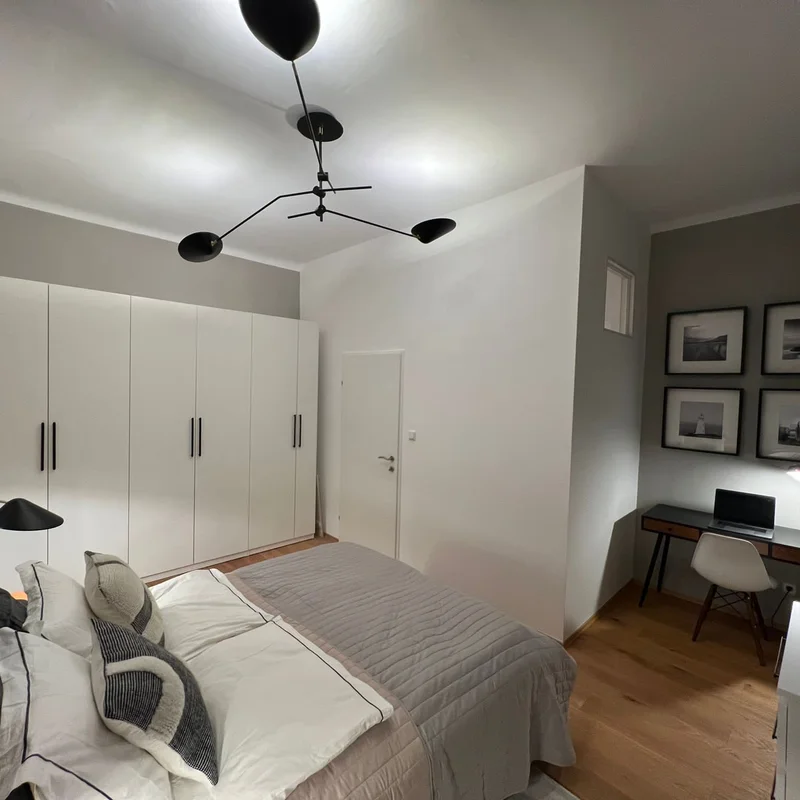 ..Doppelbett, großer Schrank, und separater Arbeitsplatz 