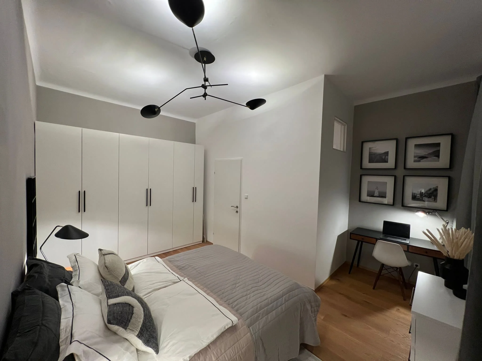 ..Doppelbett, großer Schrank, und separater Arbeitsplatz 