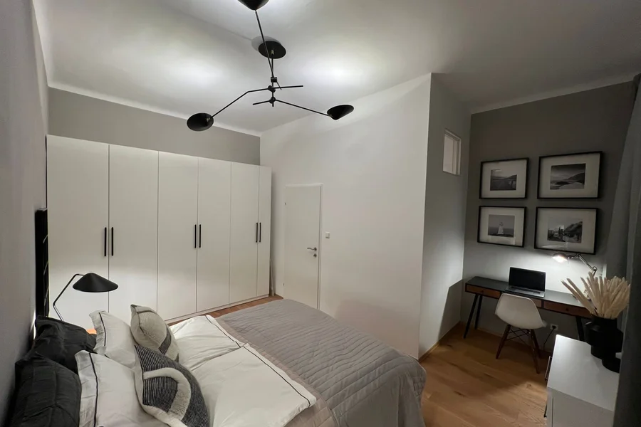 ..Doppelbett, großer Schrank, und separater Arbeitsplatz 