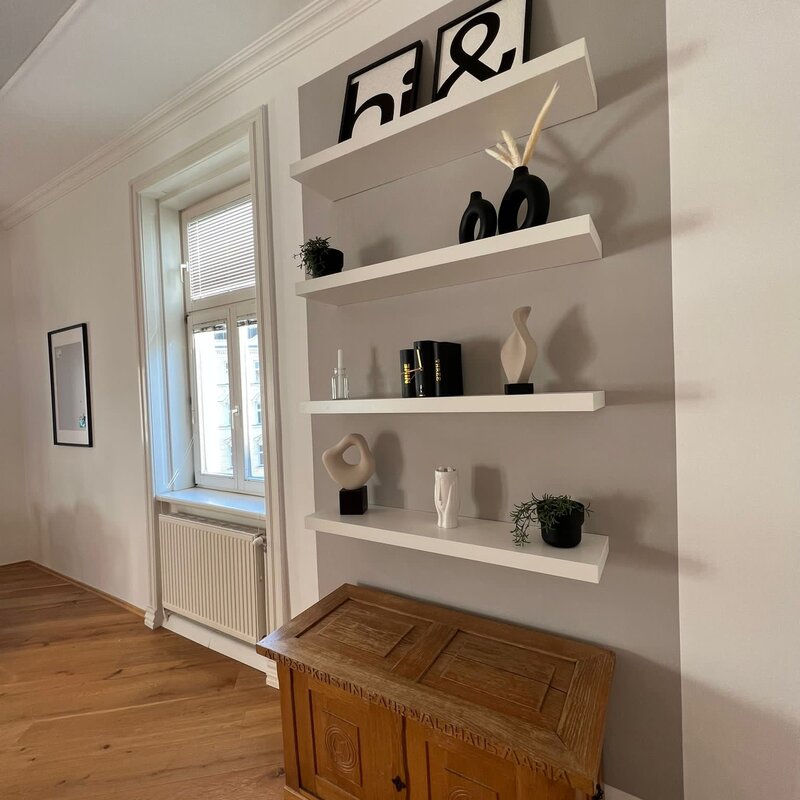 Regale und Truhe können als Stauraum genutzt werden