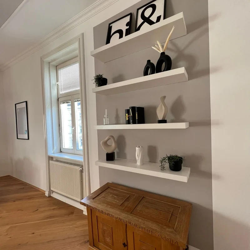 Regale und Truhe können als Stauraum genutzt werden