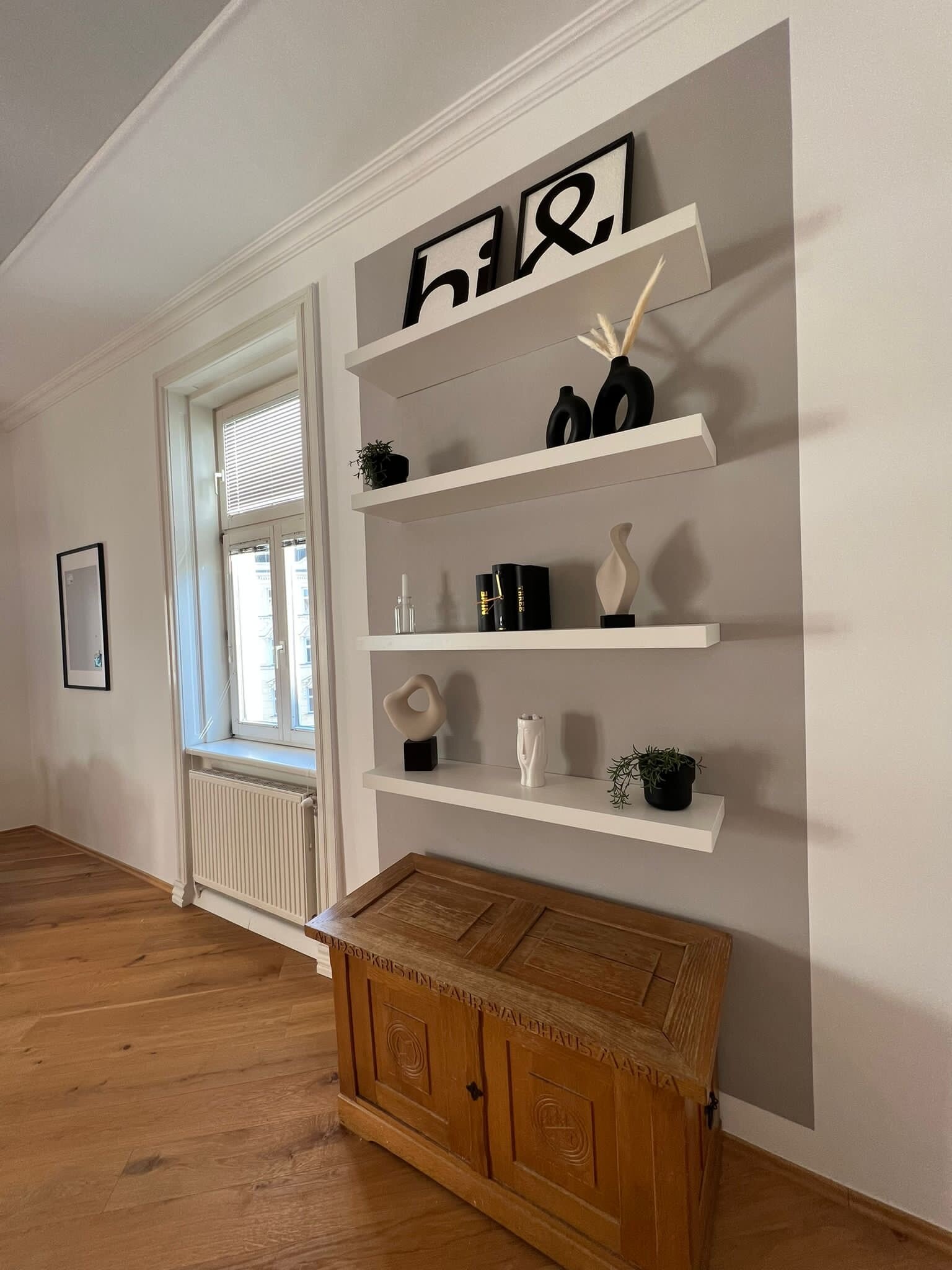 Regale und Truhe können als Stauraum genutzt werden