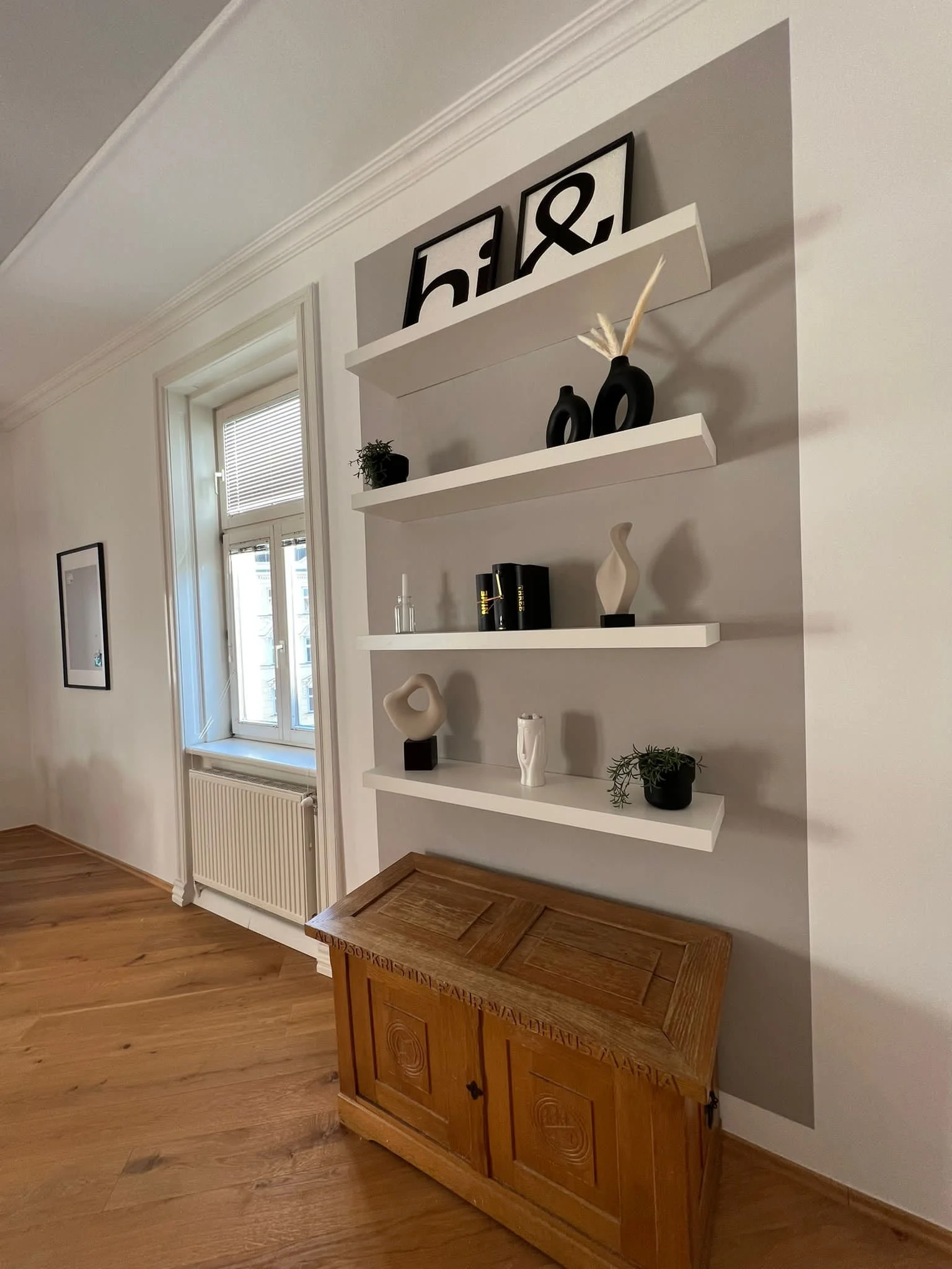 Regale und Truhe können als Stauraum genutzt werden