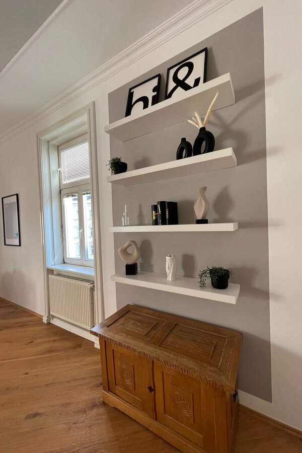 Regale und Truhe können als Stauraum genutzt werden