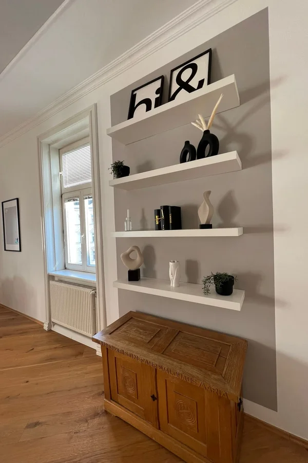 Regale und Truhe können als Stauraum genutzt werden