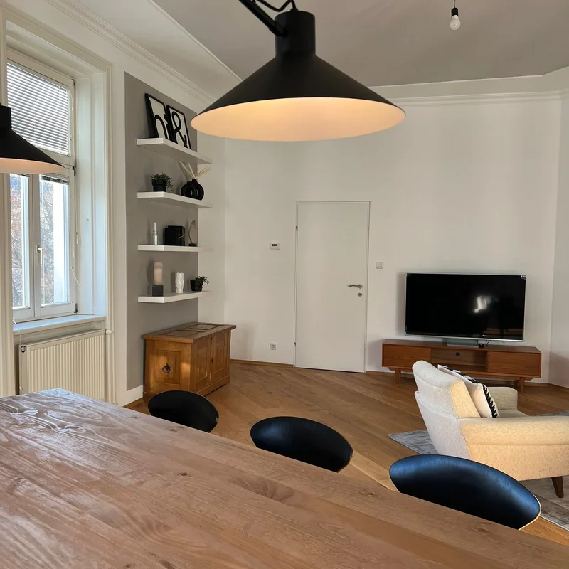 Großer Esstisch mit Raum für 8