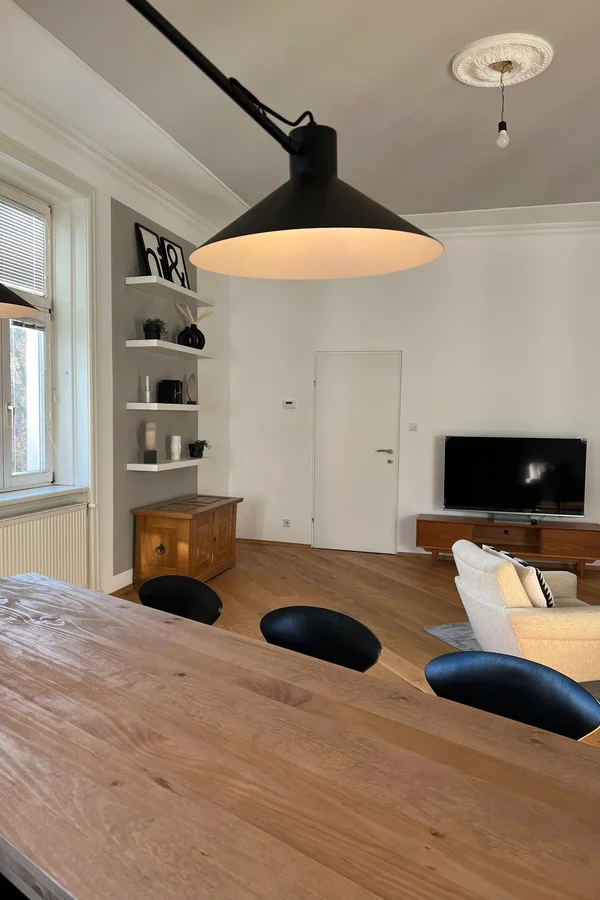 Großer Esstisch mit Raum für 8