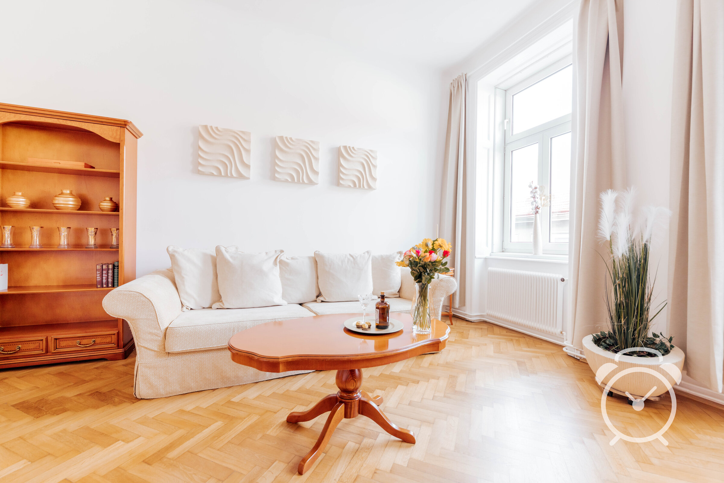 Bright living room with parquet – 4-room apartment for short-term rental & temporary housing for 1 to 6 months in Vienna
