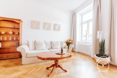 Bright living room with parquet – 4-room apartment for short-term rental & temporary housing for 1 to 6 months in Vienna