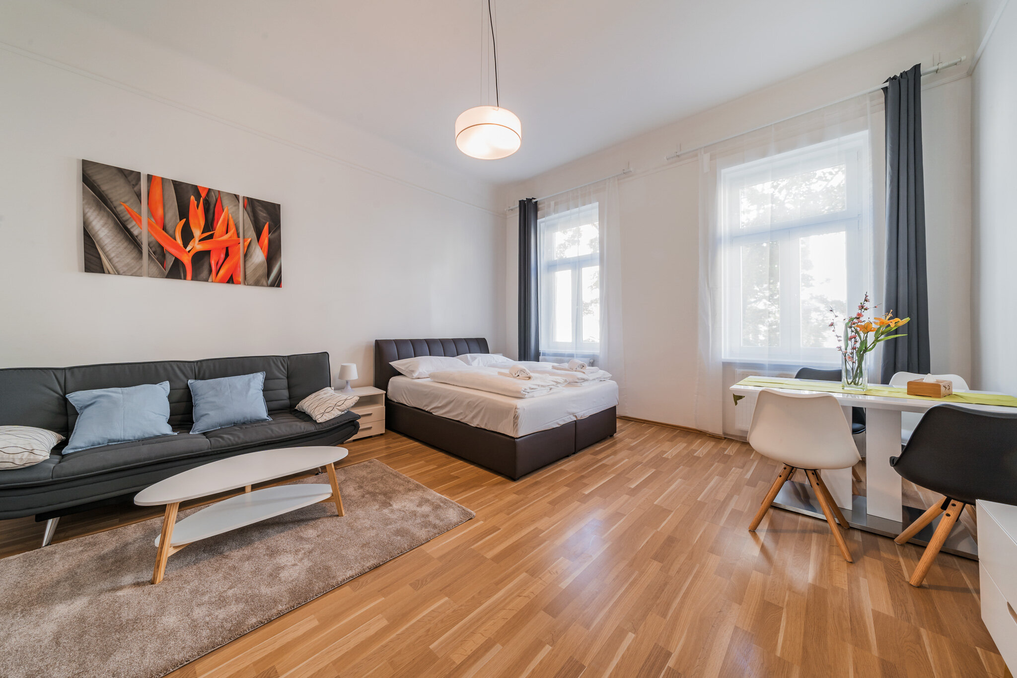 Helles Studio mit Doppelbett, Sofa & Esstisch – Kurzzeitmiete Wien, Wohnen auf Zeit für 1 bis 6 Monate.