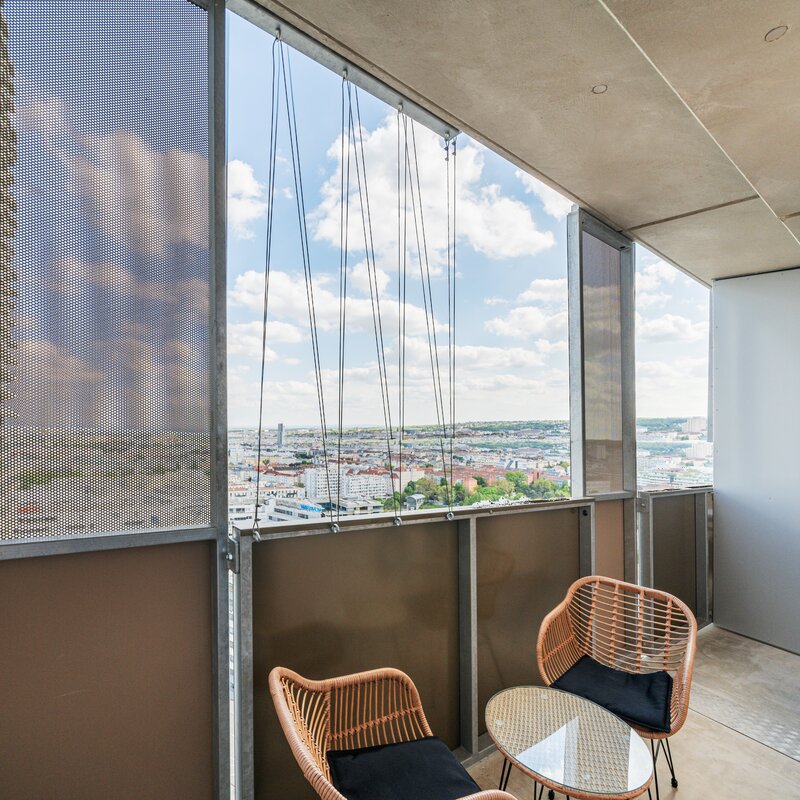 Balkon mit Stadtpanorama: 2-Zimmer Wohnung für Kurzzeitmiete & Wohnen auf Zeit, 1 bis 6 Monate, Wien
