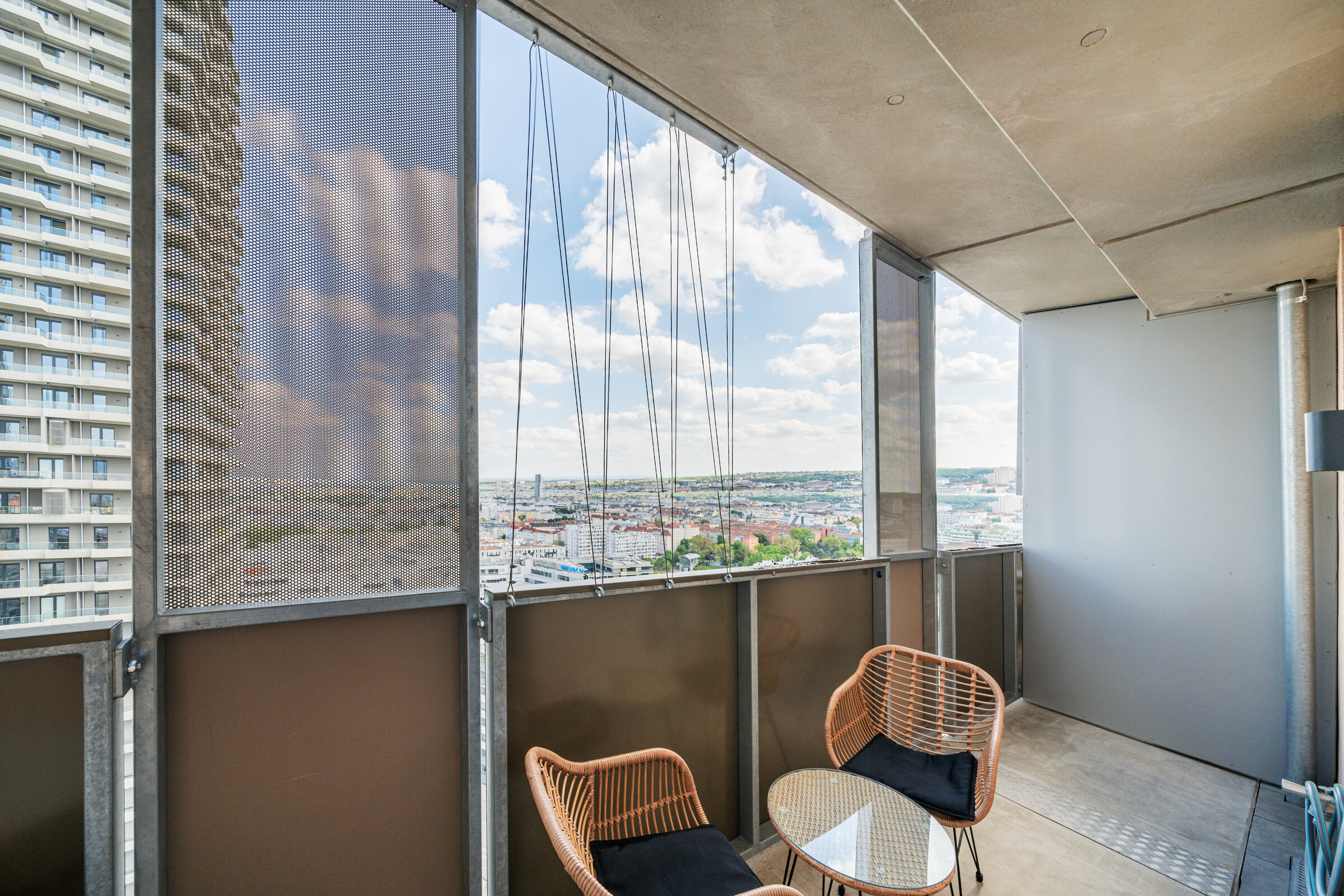 Balkon mit Stadtpanorama: 2-Zimmer Wohnung für Kurzzeitmiete & Wohnen auf Zeit, 1 bis 6 Monate, Wien