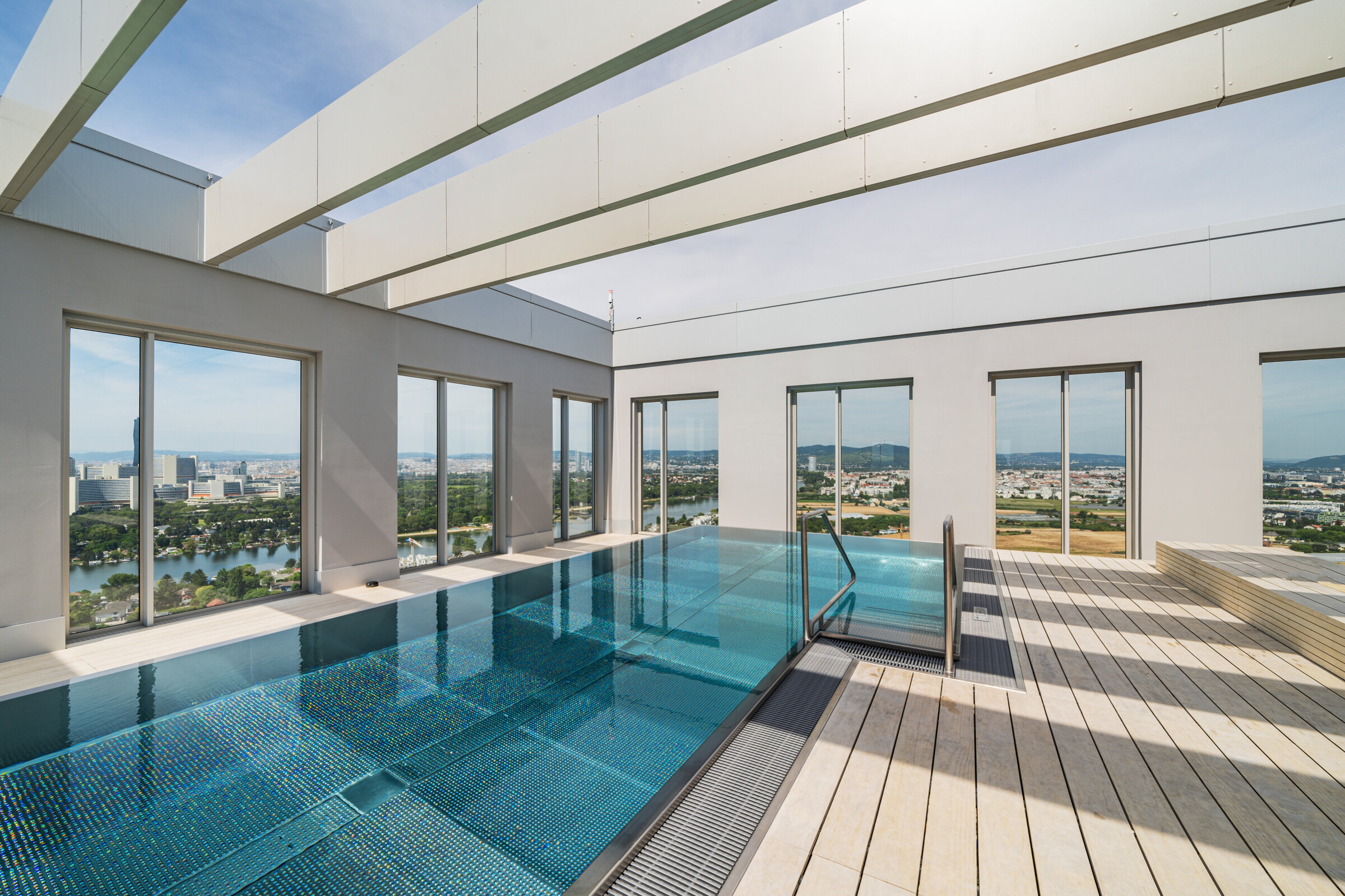 Rooftop pool with panoramic view: 3-room apartment for short-term rental & temporary housing, 1 to 6 months, Vienna