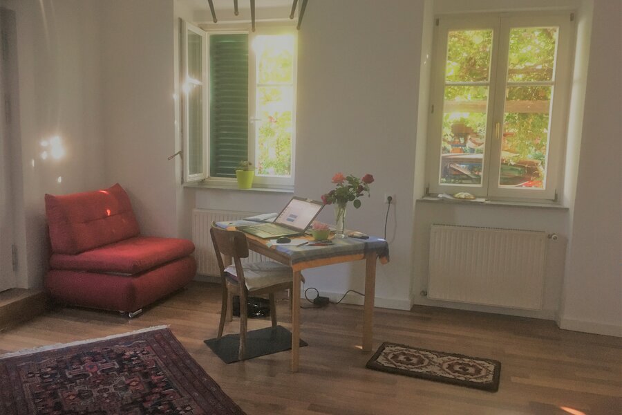 Wohnzimmer mit Auszug- Sofa