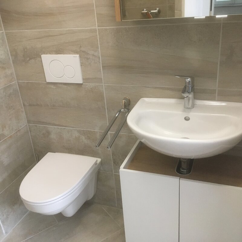 Bad mit WC, Dusche gegenüber