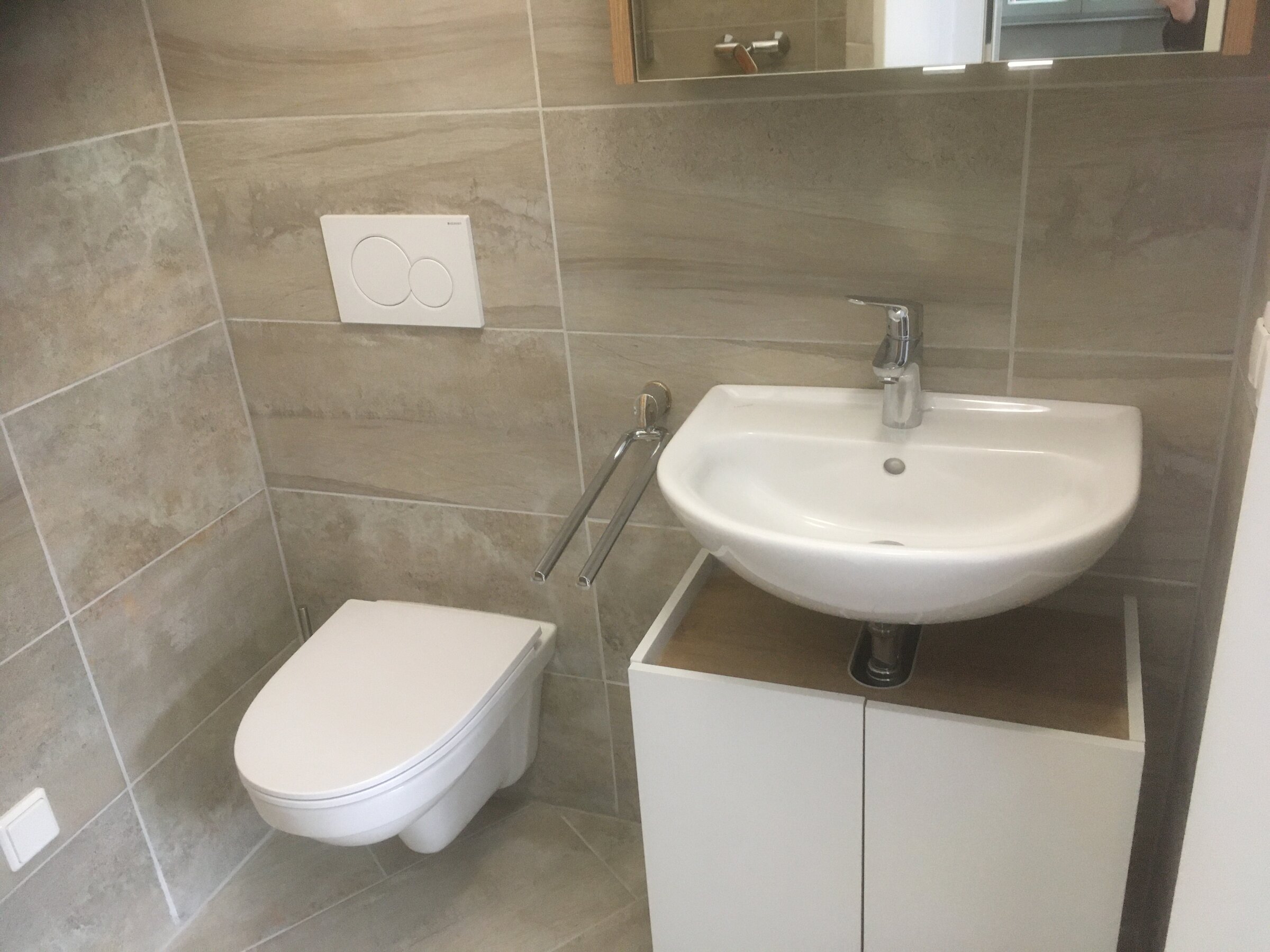 Bad mit WC, Dusche gegenüber