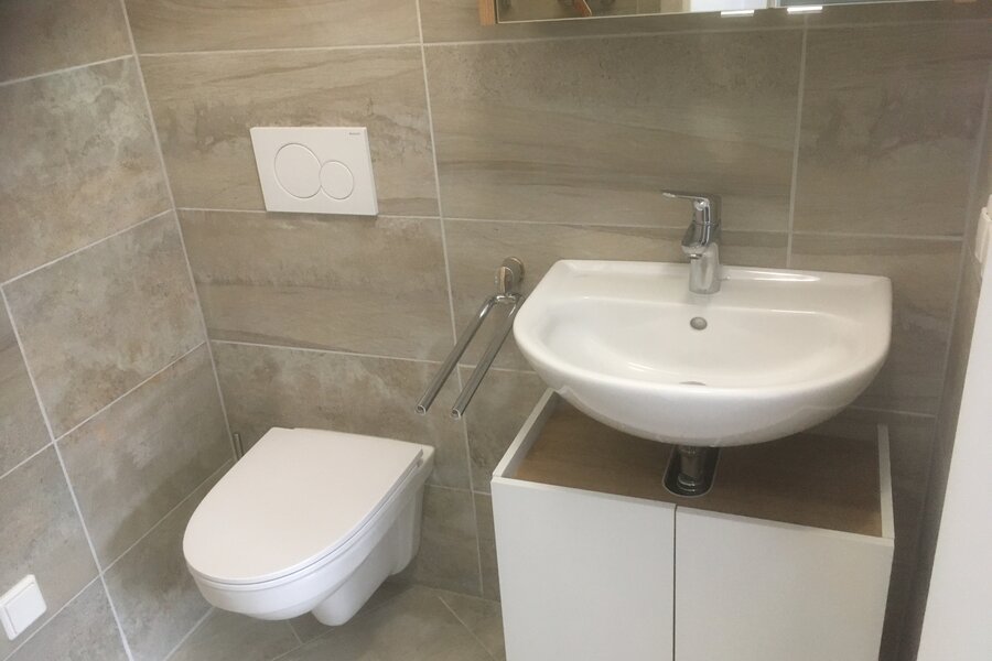 Bad mit WC, Dusche gegenüber