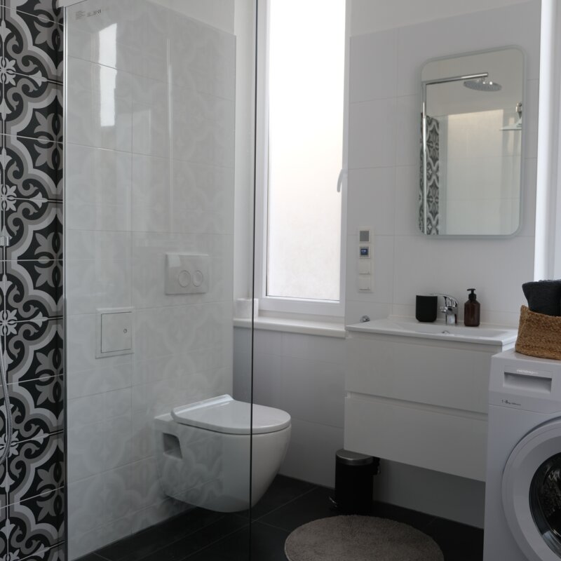 Mit Fenster und Tageslicht, Dusche, Waschbecken, WC und Waschmaschine
