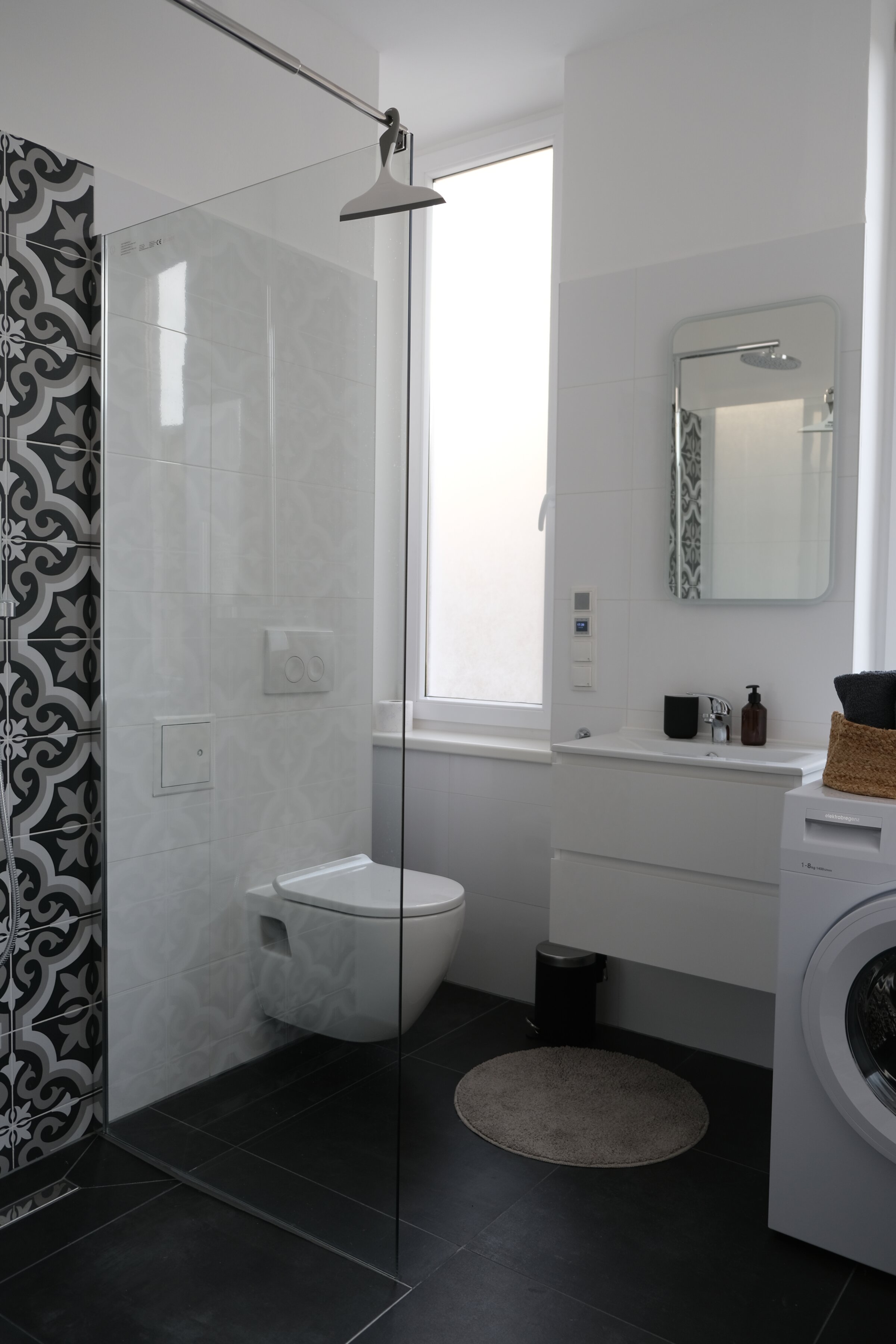 Mit Fenster und Tageslicht, Dusche, Waschbecken, WC und Waschmaschine