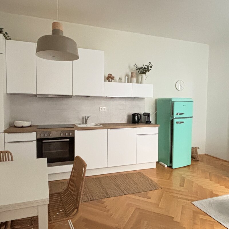 Bright 2-room apartment, retro fridge, parquet floor – short-term rental & temporary housing in Vienna, 1 to 6 months.
