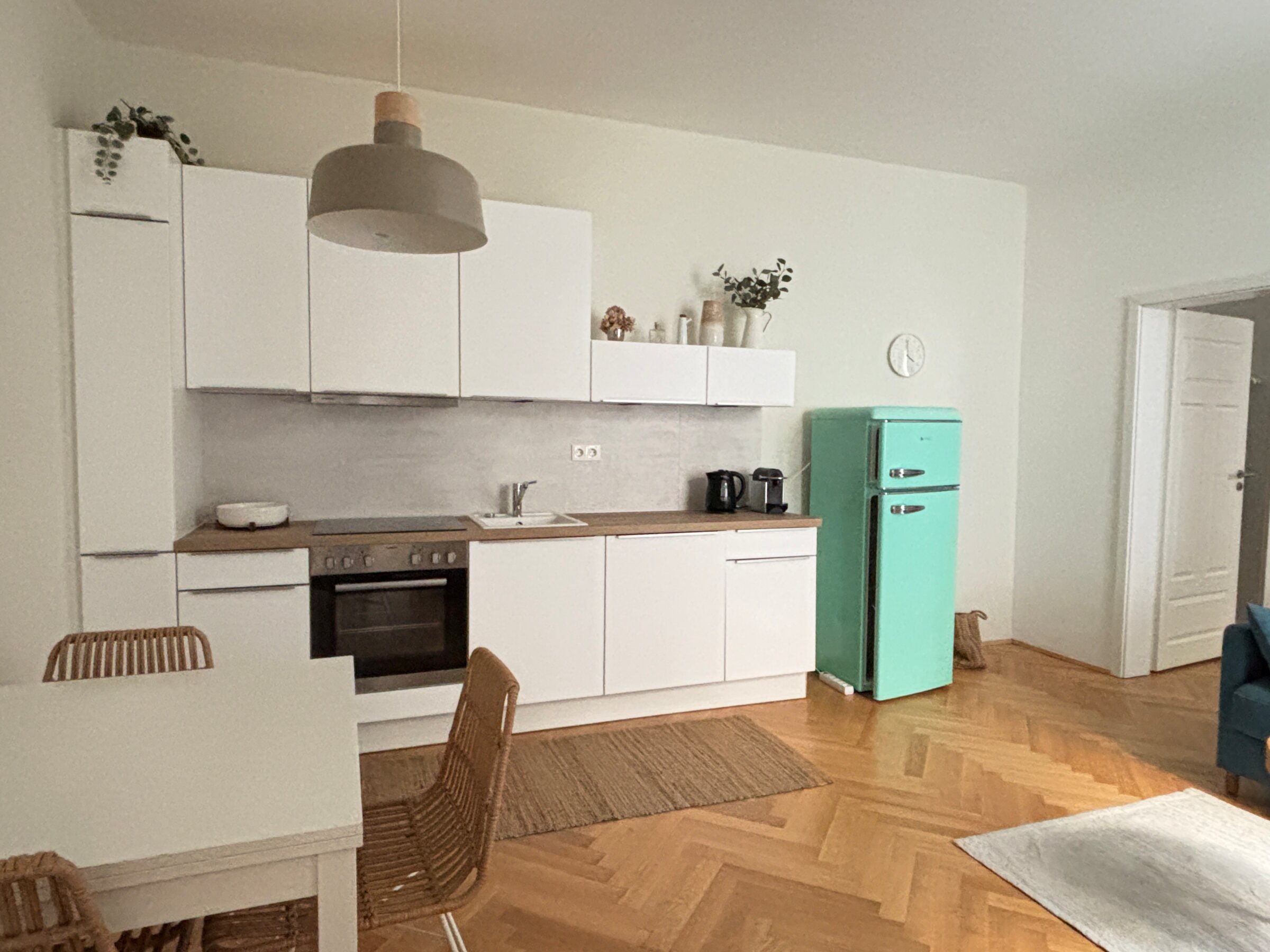 Bright 2-room apartment, retro fridge, parquet floor – short-term rental & temporary housing in Vienna, 1 to 6 months.