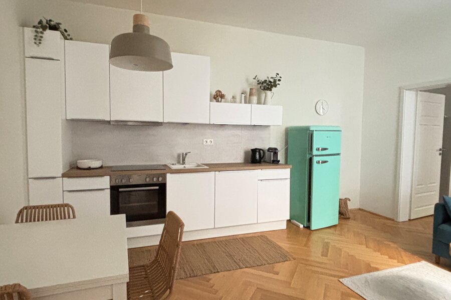 Bright 2-room apartment, retro fridge, parquet floor – short-term rental & temporary housing in Vienna, 1 to 6 months.